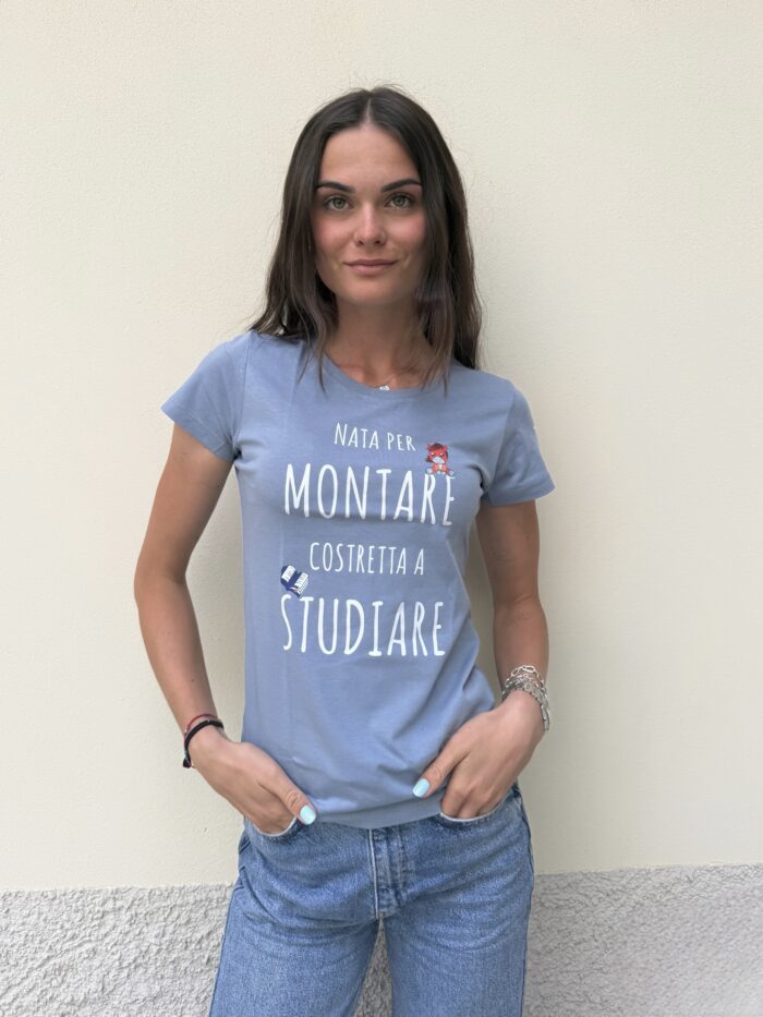 T-Shirt "NATA PER MONTARE, COSTRETTA A STUDIARE"